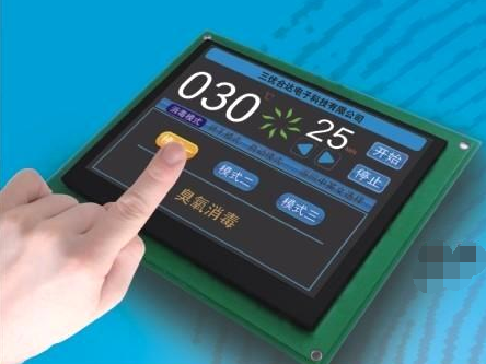 What causes the TFT LCD screen to flash?